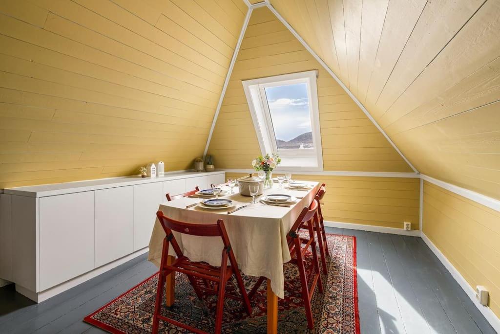 Villa Det Lille Rode Huset Ved Floibanen Bergen Exterior foto