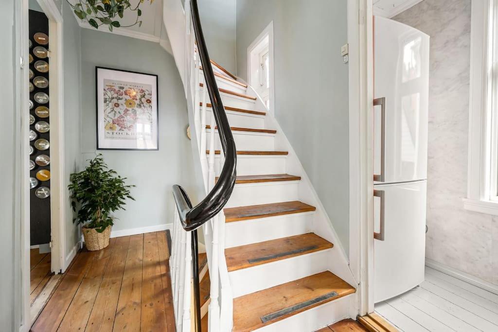 Villa Det Lille Rode Huset Ved Floibanen Bergen Exterior foto