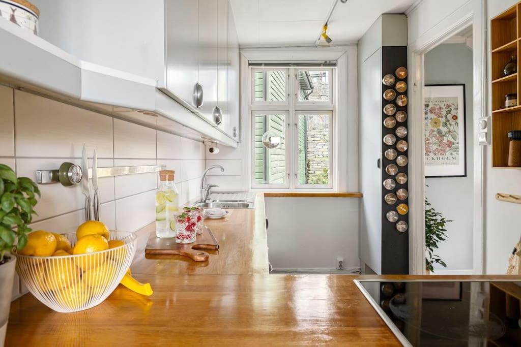 Villa Det Lille Rode Huset Ved Floibanen Bergen Exterior foto