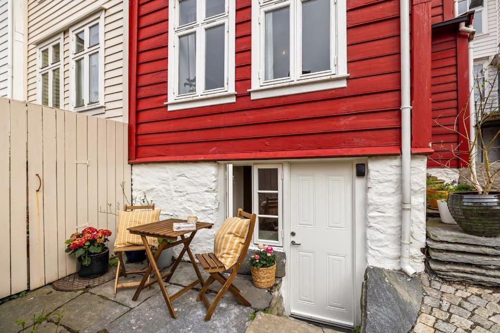 Villa Det Lille Rode Huset Ved Floibanen Bergen Exterior foto