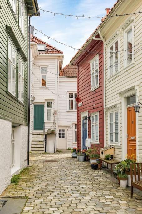Villa Det Lille Rode Huset Ved Floibanen Bergen Exterior foto