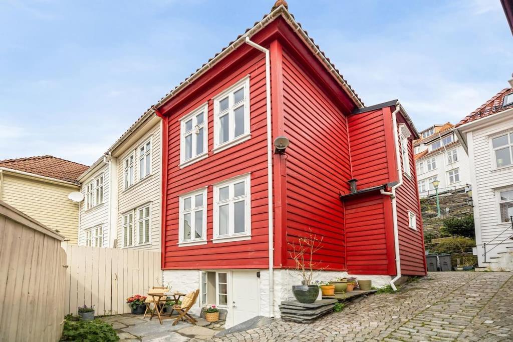 Villa Det Lille Rode Huset Ved Floibanen Bergen Exterior foto